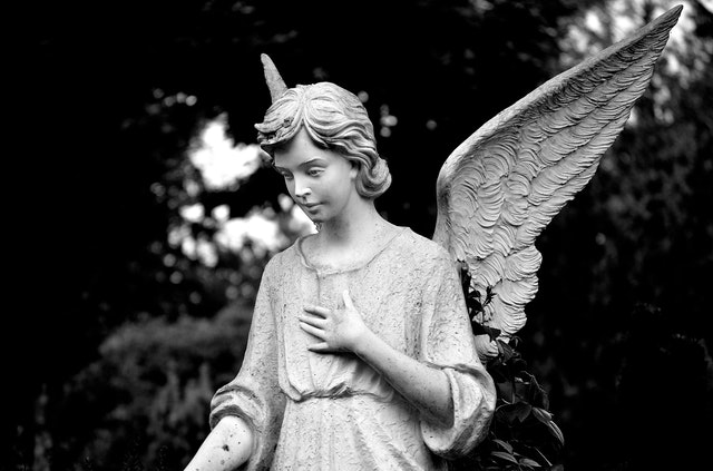 statue d'ange pour décorer son jardin 