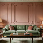 Pourquoi une déco new-yorkaise façon Wes Anderson paraît chargée et comment l’équilibrer Salon d’appartement new-yorkais rétro avec canapé en velours vert sauge, palette rose poudré, moulures anciennes et lumière douce dans une composition symétrique.